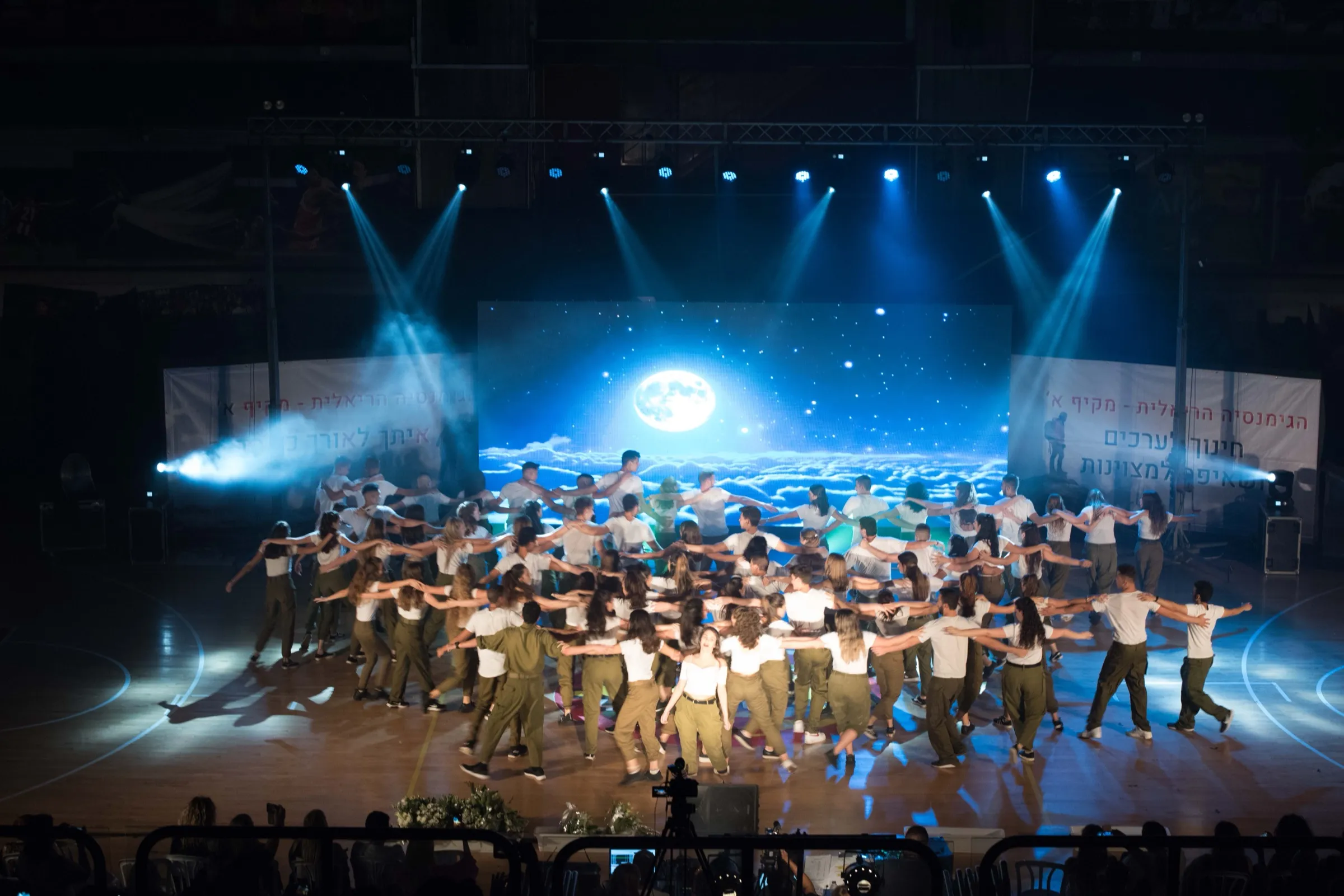 רגע ממופע סיום בית ספר בהפקת מוטי חובה